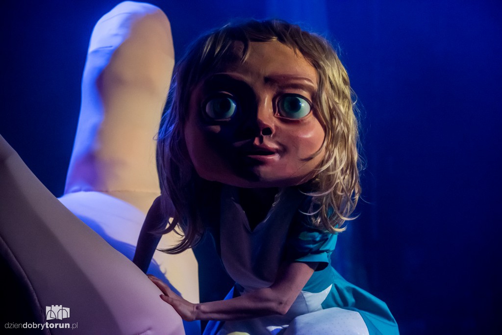 Alicja w Krainie Czarów na scenie Baja