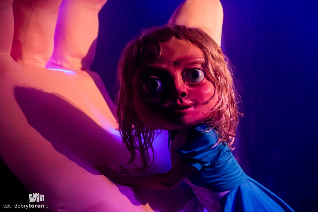 Alicja w Krainie Czarów na scenie Baja