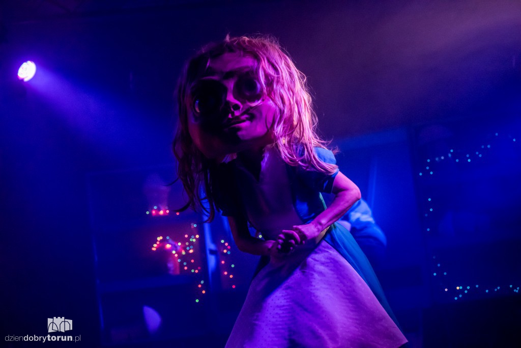 Alicja w Krainie Czarów na scenie Baja