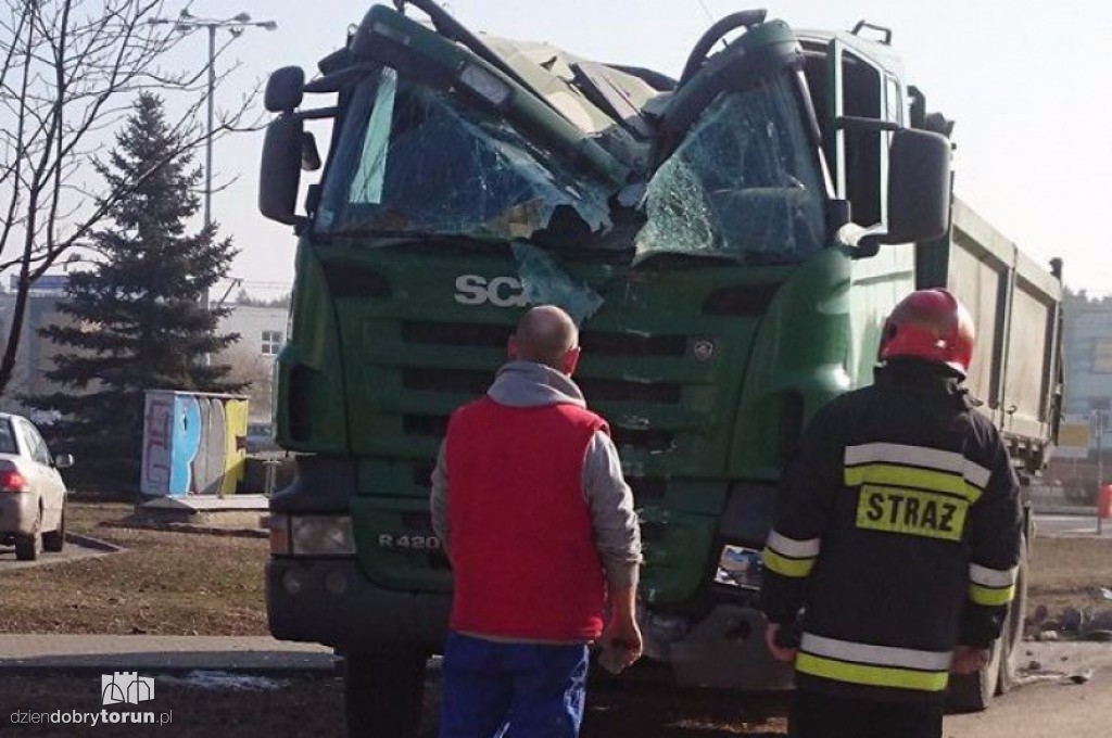 Ciężarówka uderzyła w latarnię