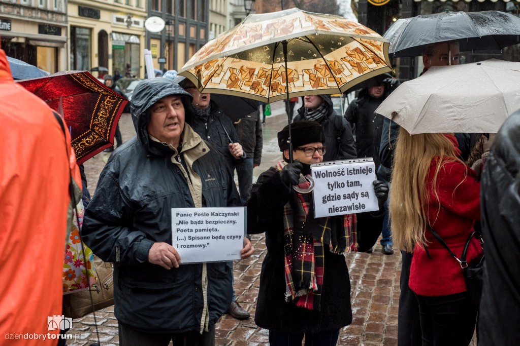 KOD stanął w obronie sądów i samorządów