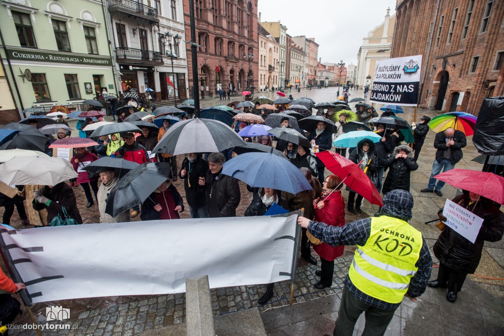 KOD stanął w obronie sądów i samorządów