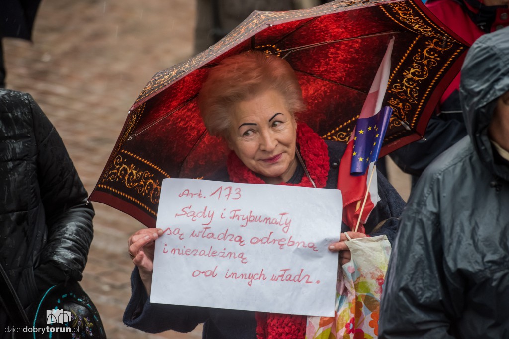 KOD stanął w obronie sądów i samorządów