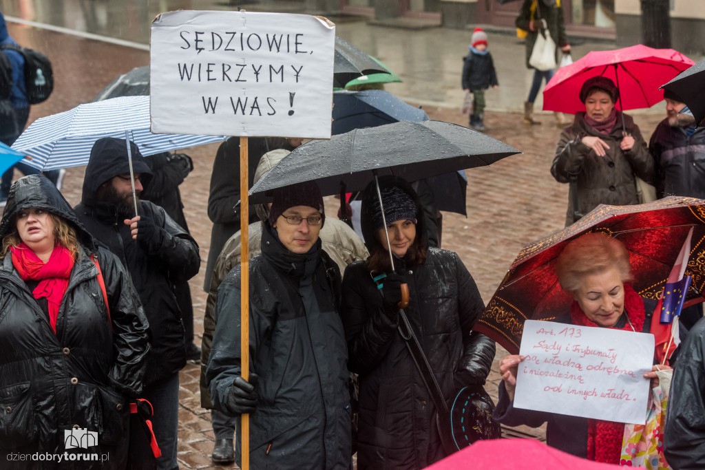 KOD stanął w obronie sądów i samorządów