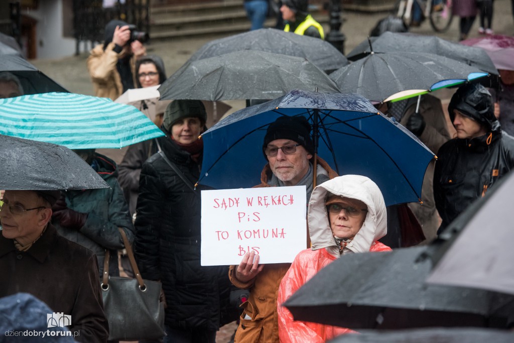 KOD stanął w obronie sądów i samorządów