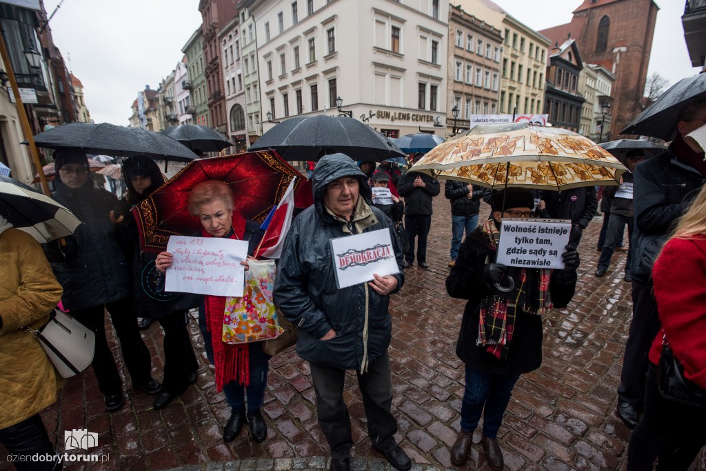 KOD stanął w obronie sądów i samorządów