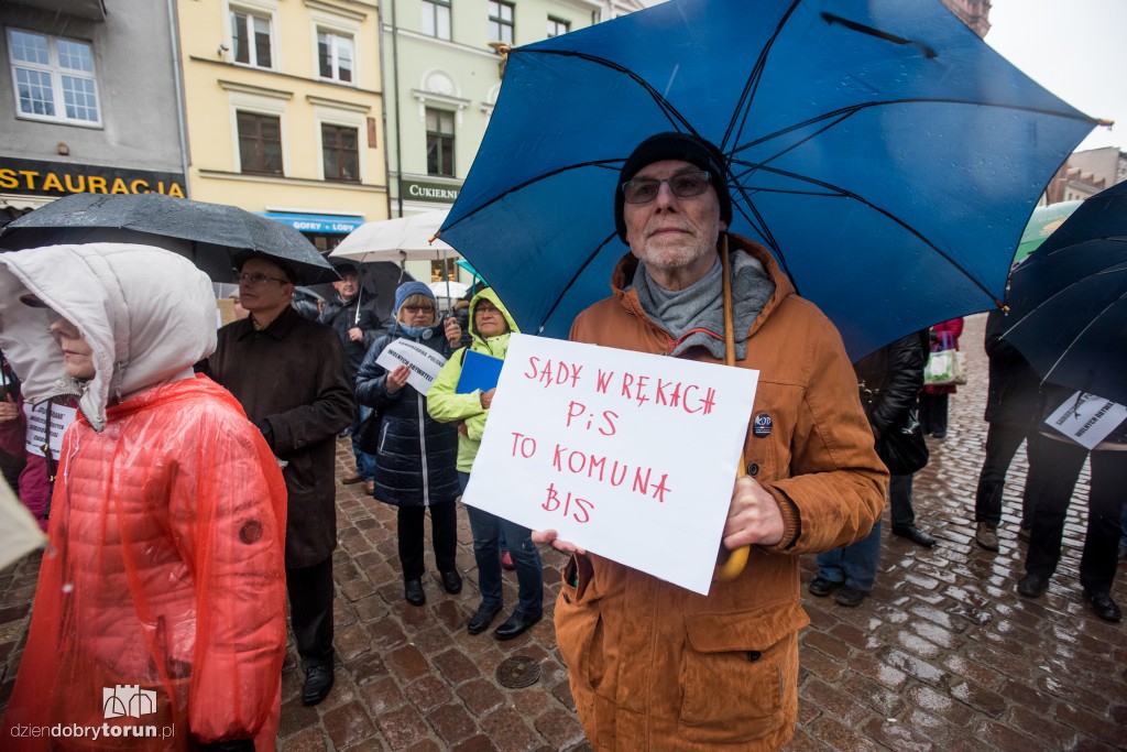 KOD stanął w obronie sądów i samorządów