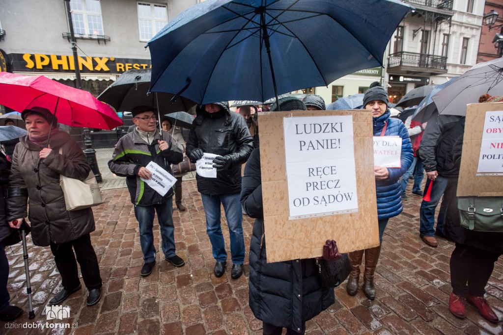 KOD stanął w obronie sądów i samorządów