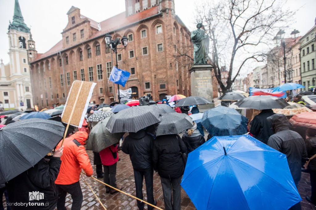 KOD stanął w obronie sądów i samorządów
