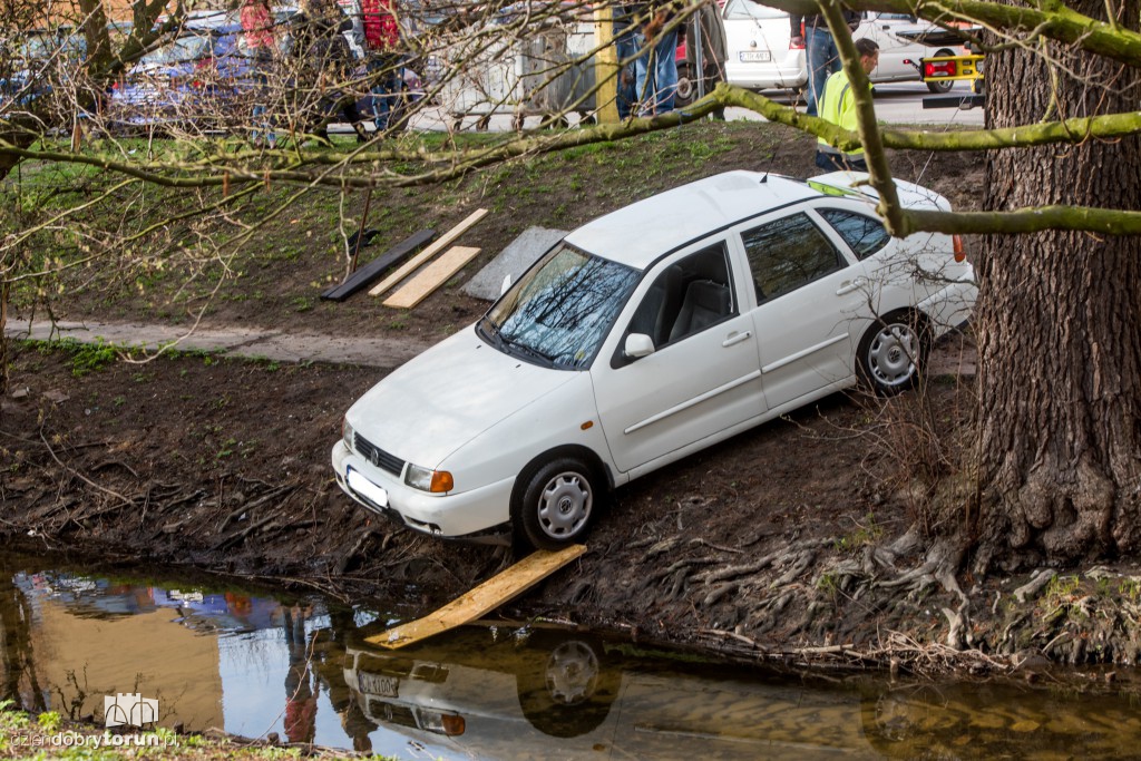 Volkswagen wylądował w rzeczce