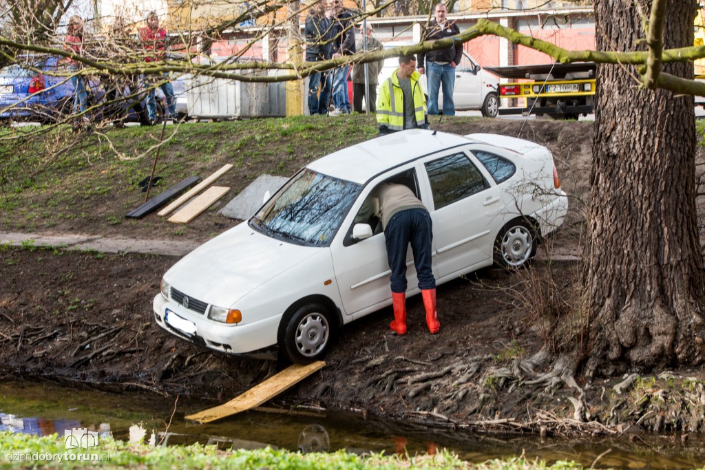 Volkswagen wylądował w rzeczce