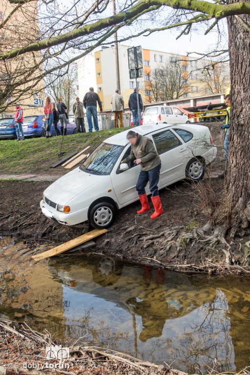 Volkswagen wylądował w rzeczce