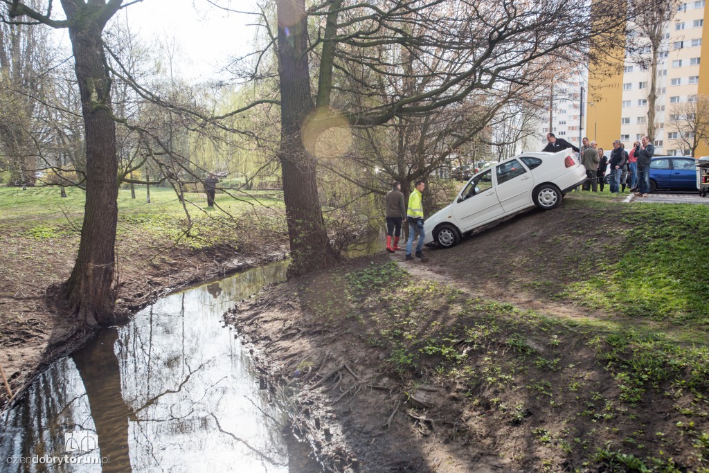 Volkswagen wylądował w rzeczce
