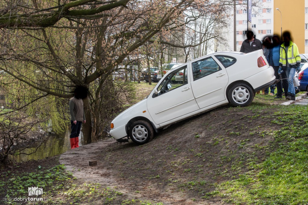 Volkswagen wylądował w rzeczce