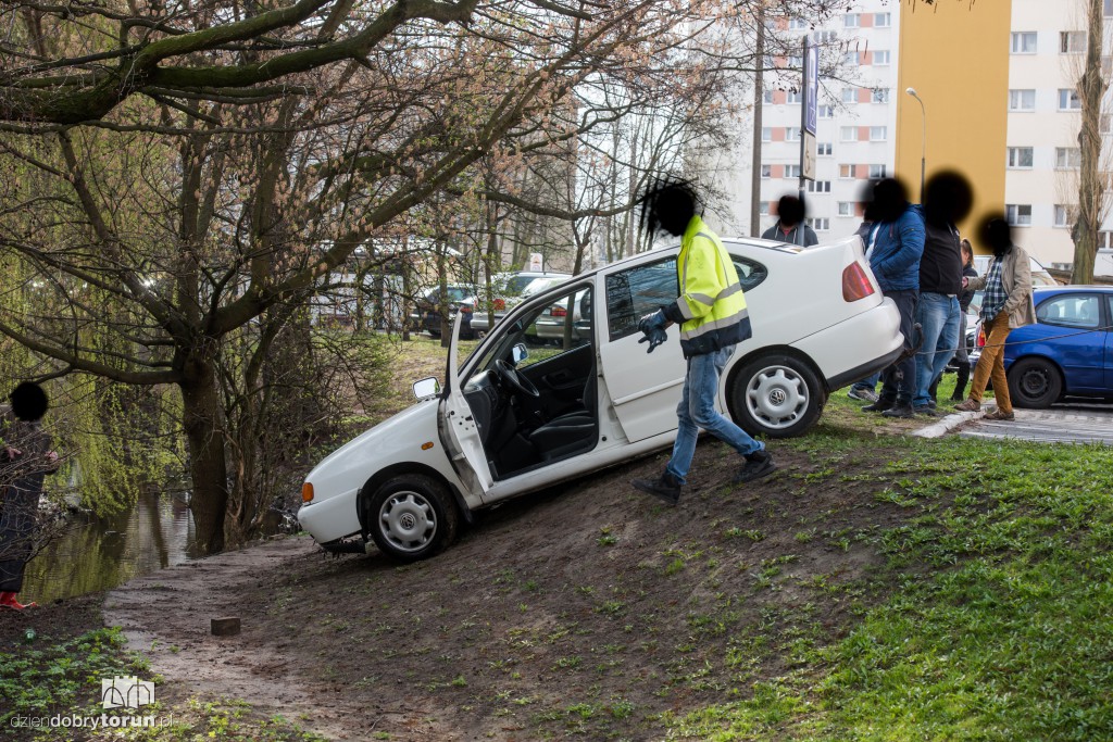 Volkswagen wylądował w rzeczce