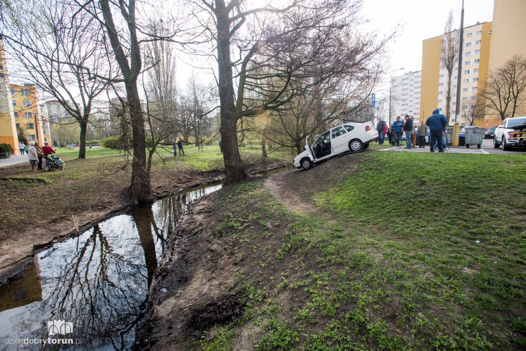 Volkswagen wylądował w rzeczce
