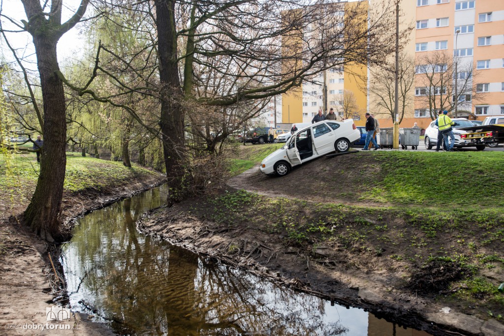 Volkswagen wylądował w rzeczce