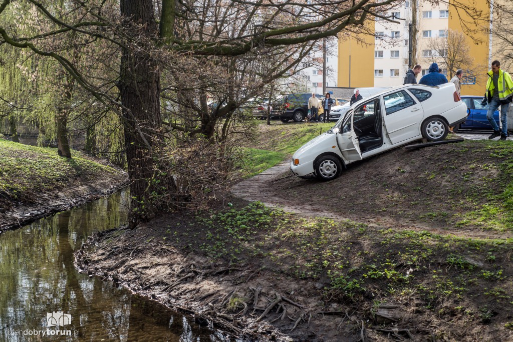 Volkswagen wylądował w rzeczce