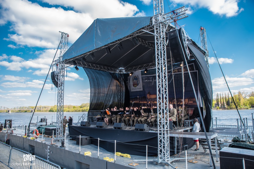 Scena na Wiśle: orkiestra garnizonowa