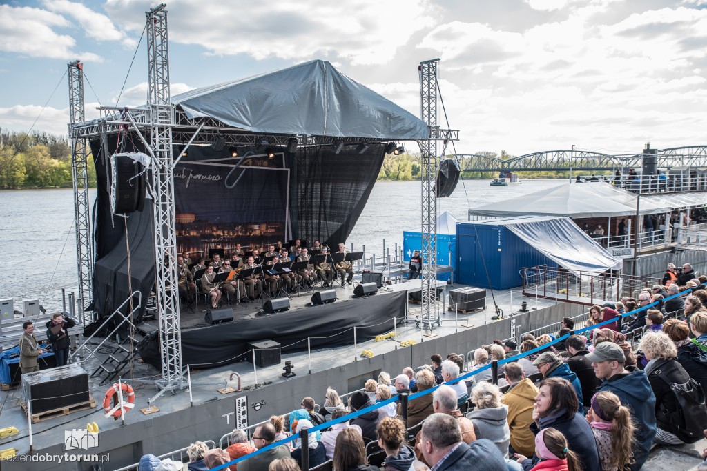 Scena na Wiśle: orkiestra garnizonowa