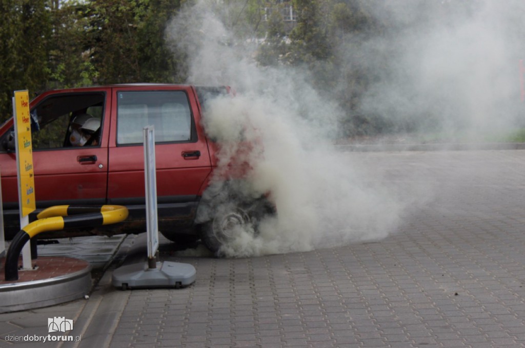 Auto wjechało w dystrybutor paliwa