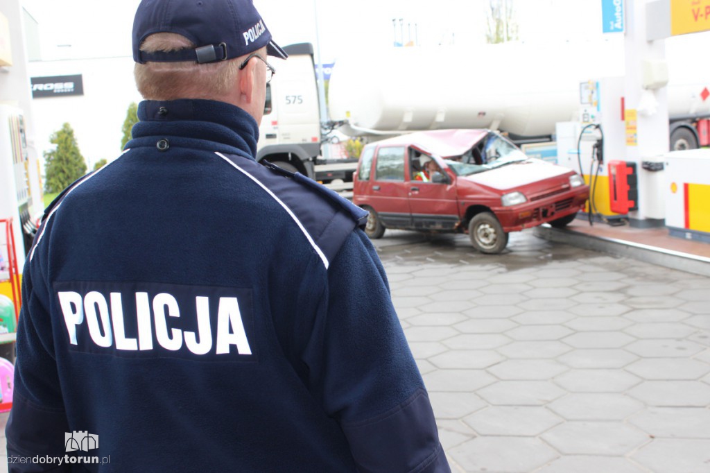 Auto wjechało w dystrybutor paliwa