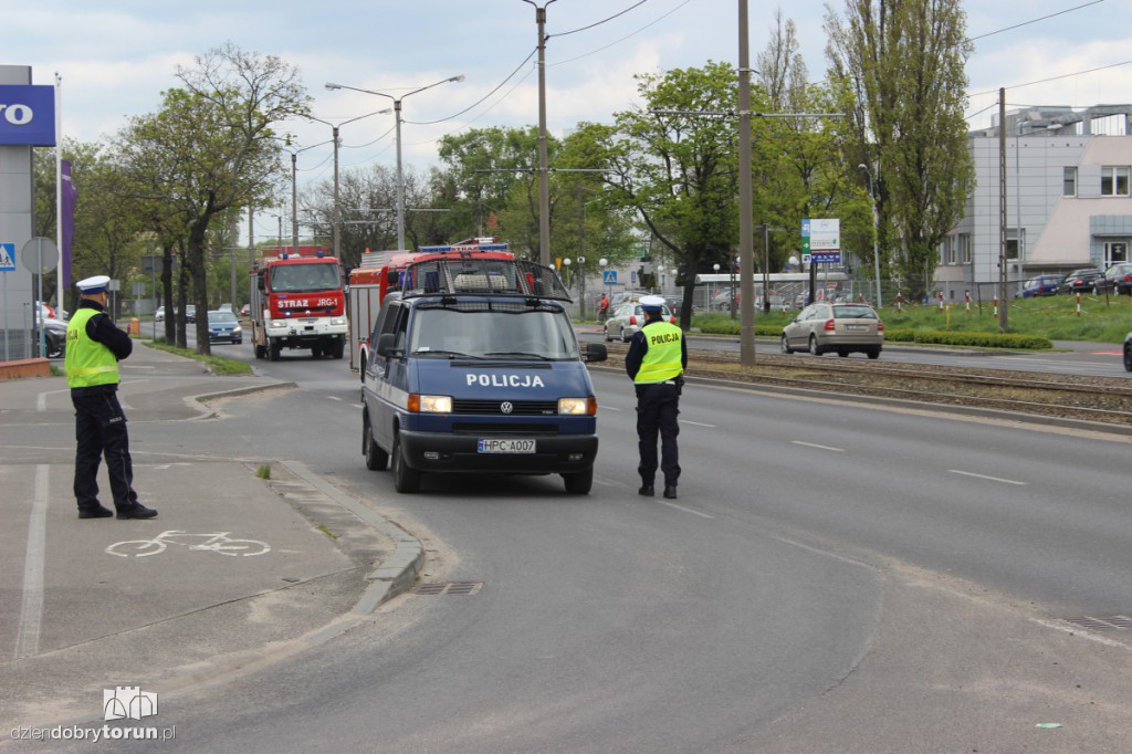 Auto wjechało w dystrybutor paliwa