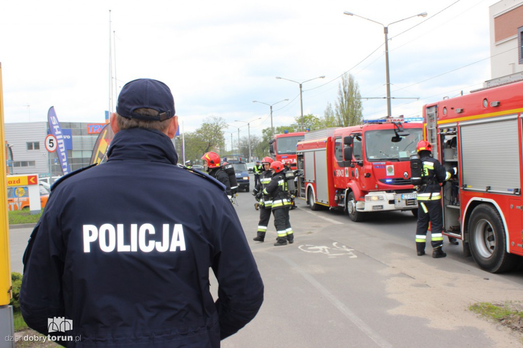 Auto wjechało w dystrybutor paliwa