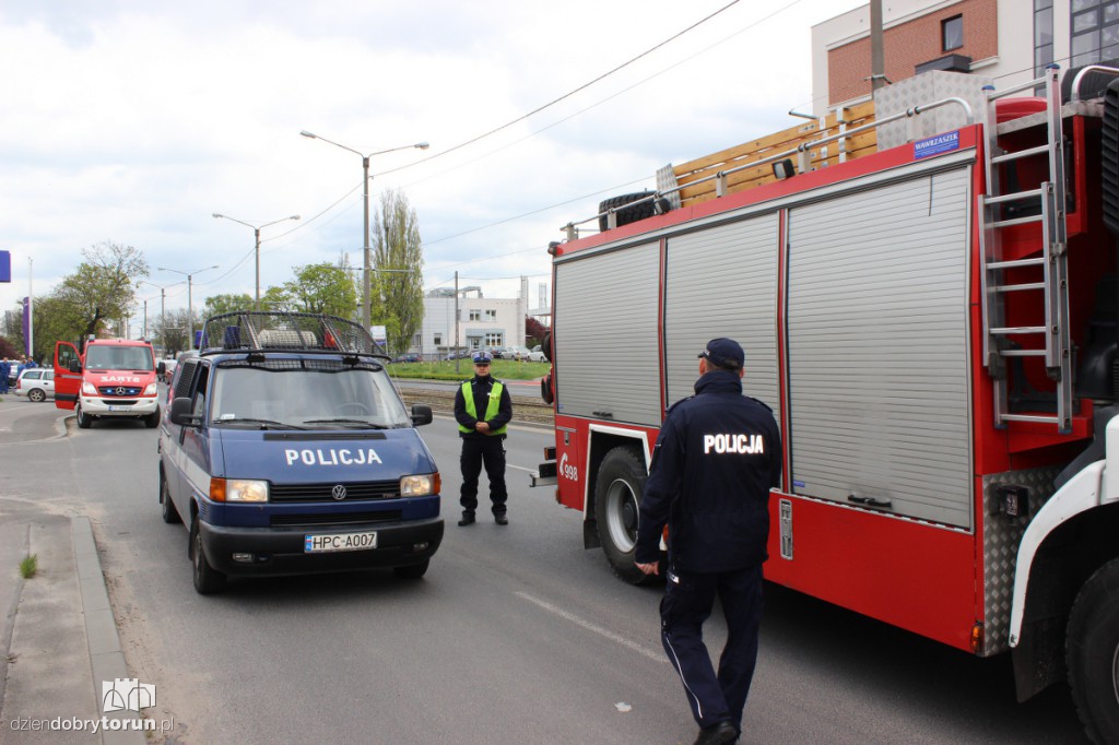 Auto wjechało w dystrybutor paliwa