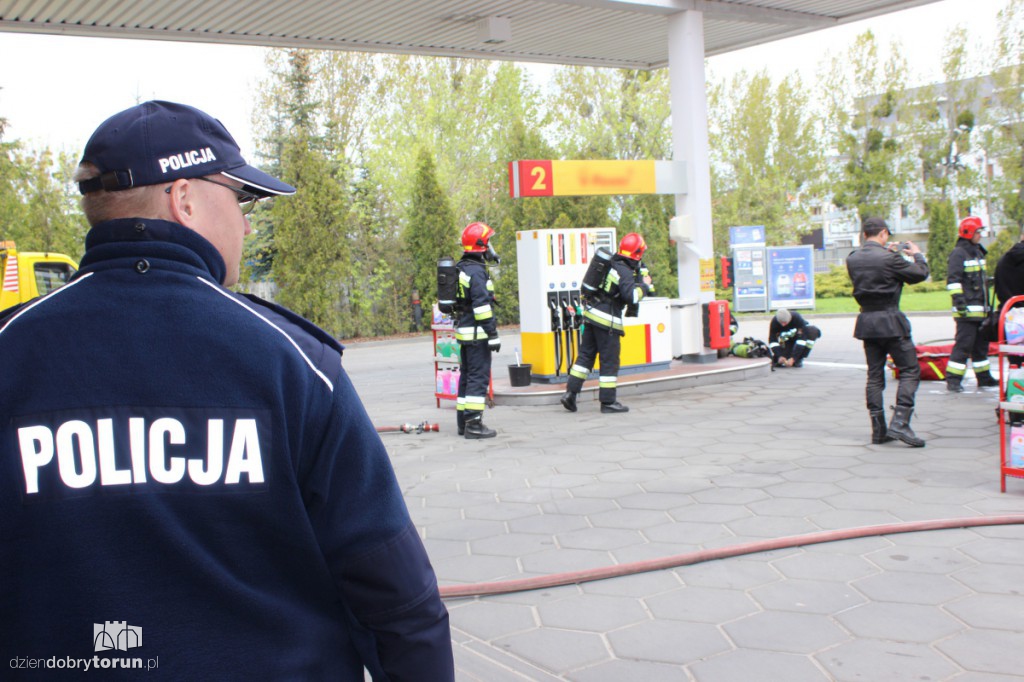 Auto wjechało w dystrybutor paliwa