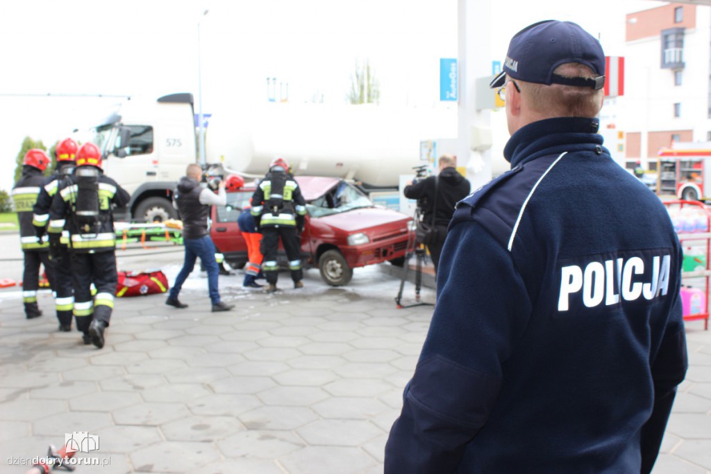 Auto wjechało w dystrybutor paliwa