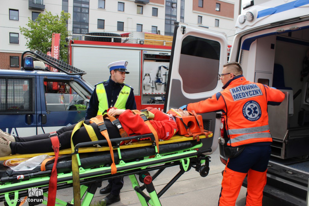 Auto wjechało w dystrybutor paliwa