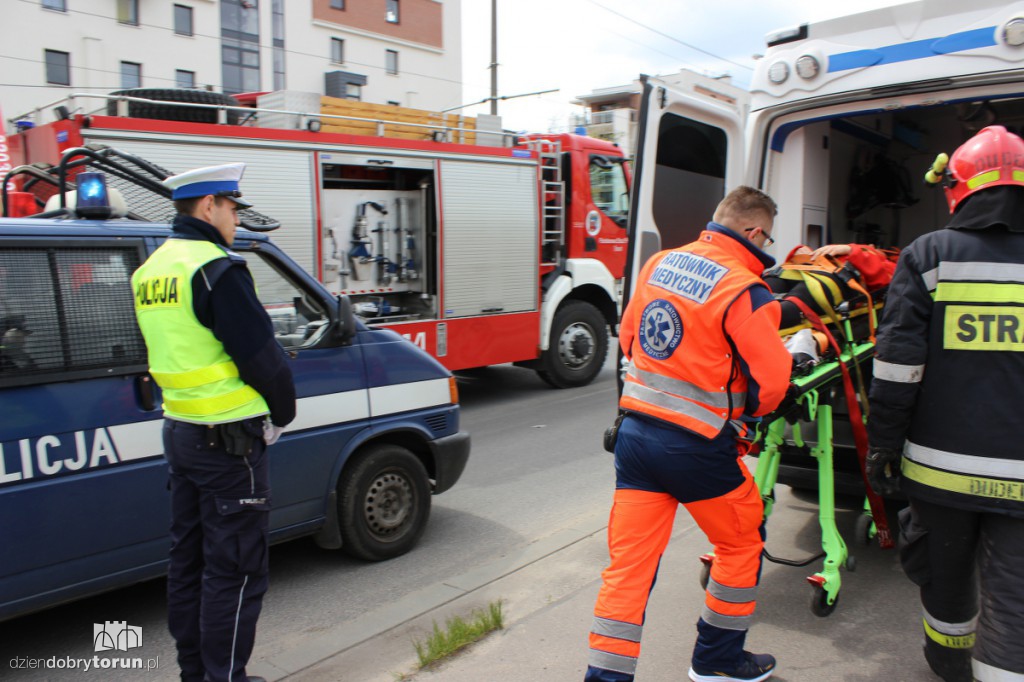 Auto wjechało w dystrybutor paliwa