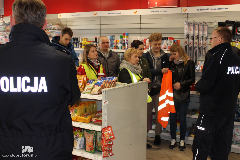 Auto wjechało w dystrybutor paliwa