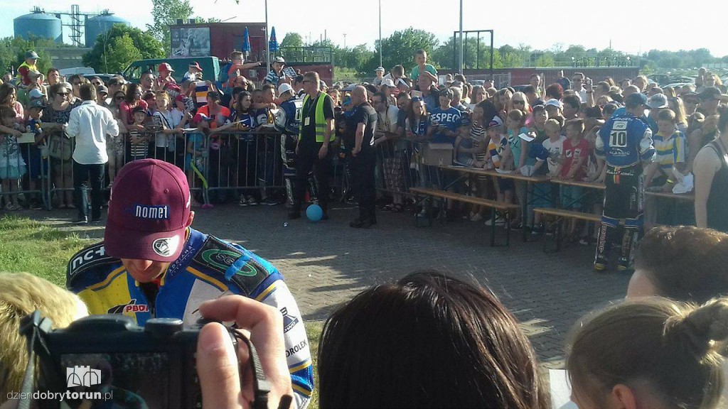 Sesja autografowa na Motoarenie