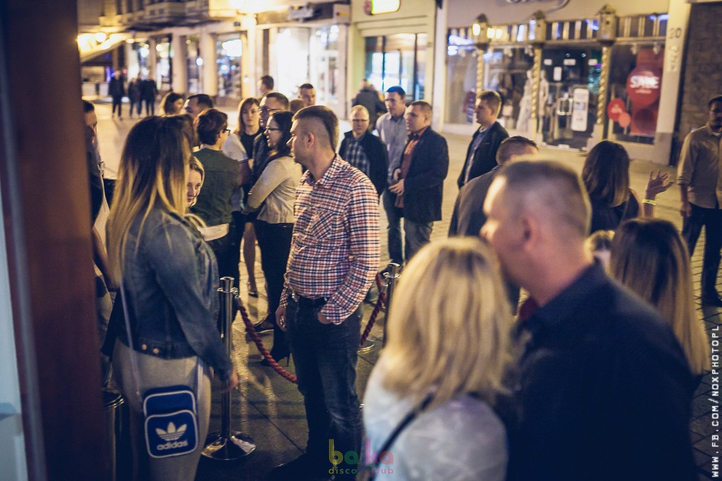 Tłumy przed wejściem do tego lokalu