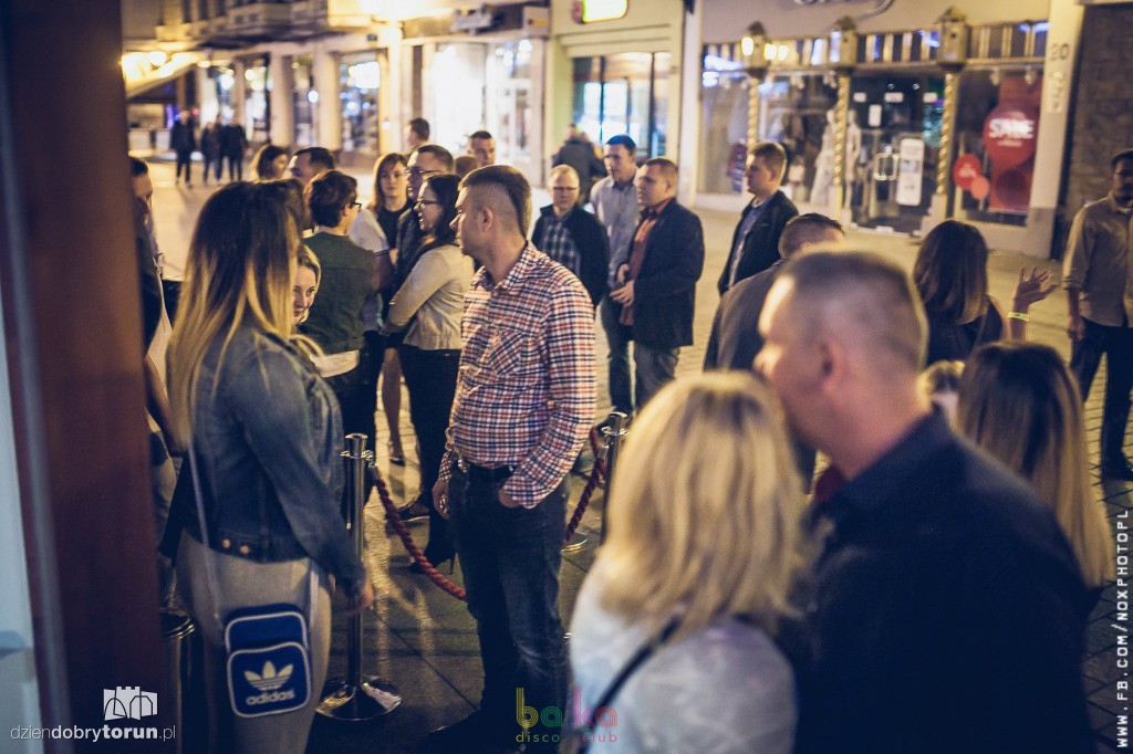 Tłumy przed wejściem do tego lokalu