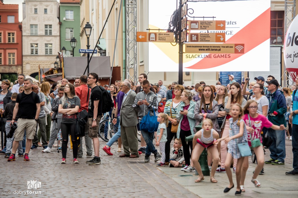 Linoskoczkowie na Rynku Staromiejskim
