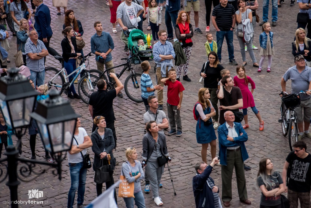 Linoskoczkowie na Rynku Staromiejskim