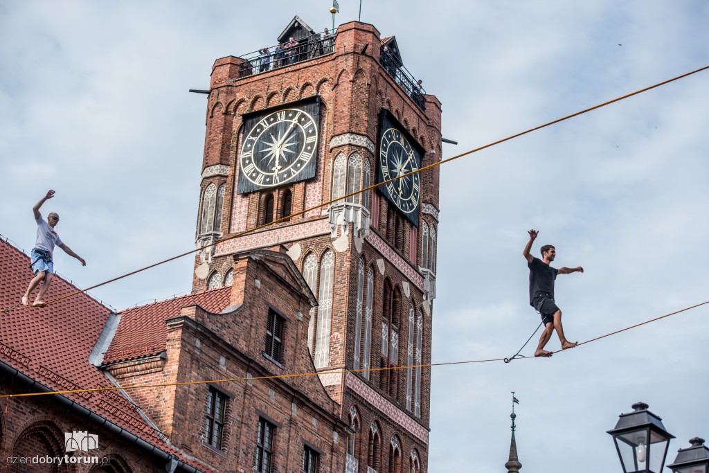 Linoskoczkowie na Rynku Staromiejskim