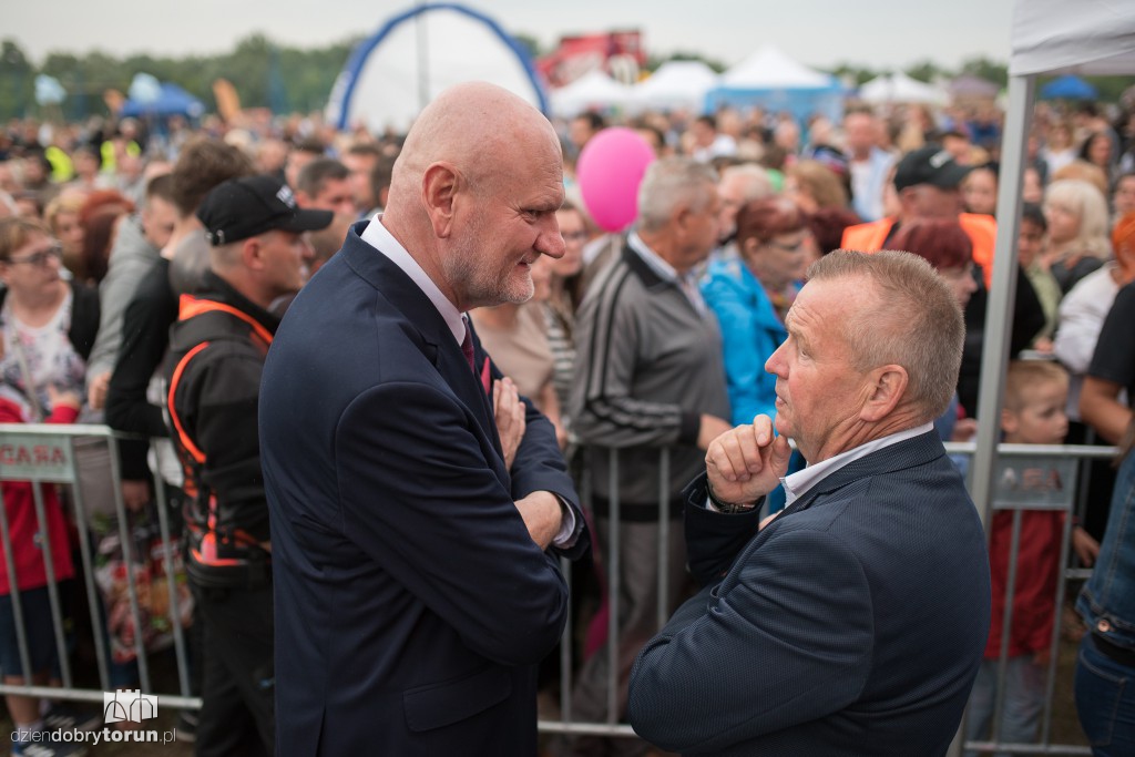 Piknik rodzinny na błoniach