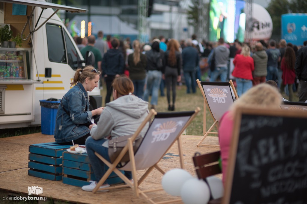 Piknik rodzinny na błoniach