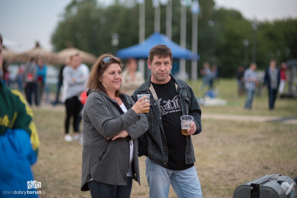 Piknik rodzinny na błoniach