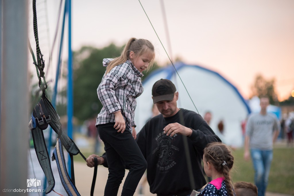 Piknik rodzinny na błoniach