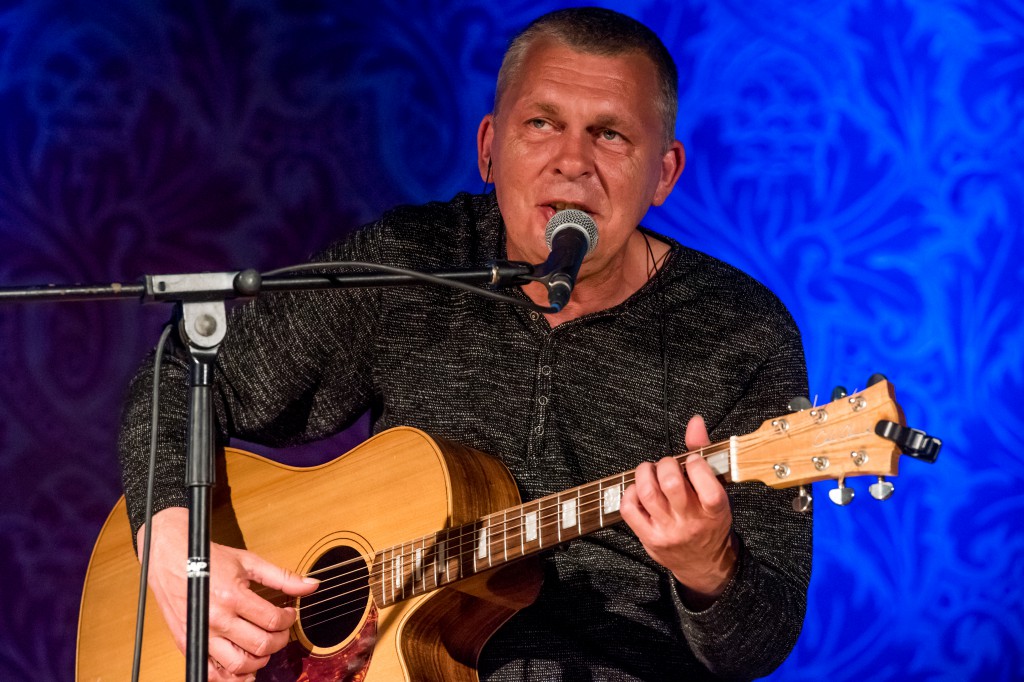 Adam Nowak i Akustyk Amigos w Artusie