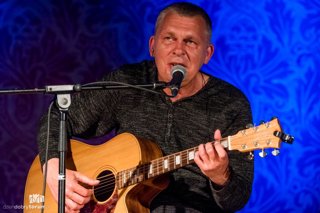 Adam Nowak i Akustyk Amigos w Artusie