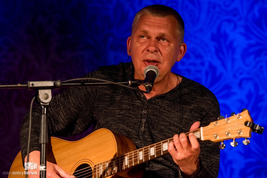 Adam Nowak i Akustyk Amigos w Artusie