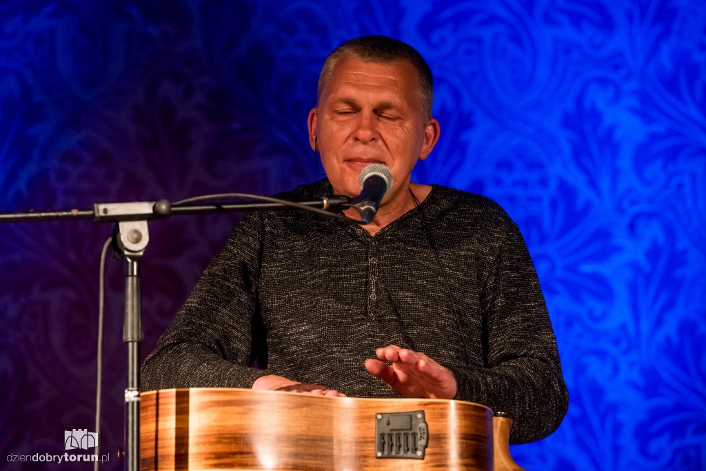 Adam Nowak i Akustyk Amigos w Artusie