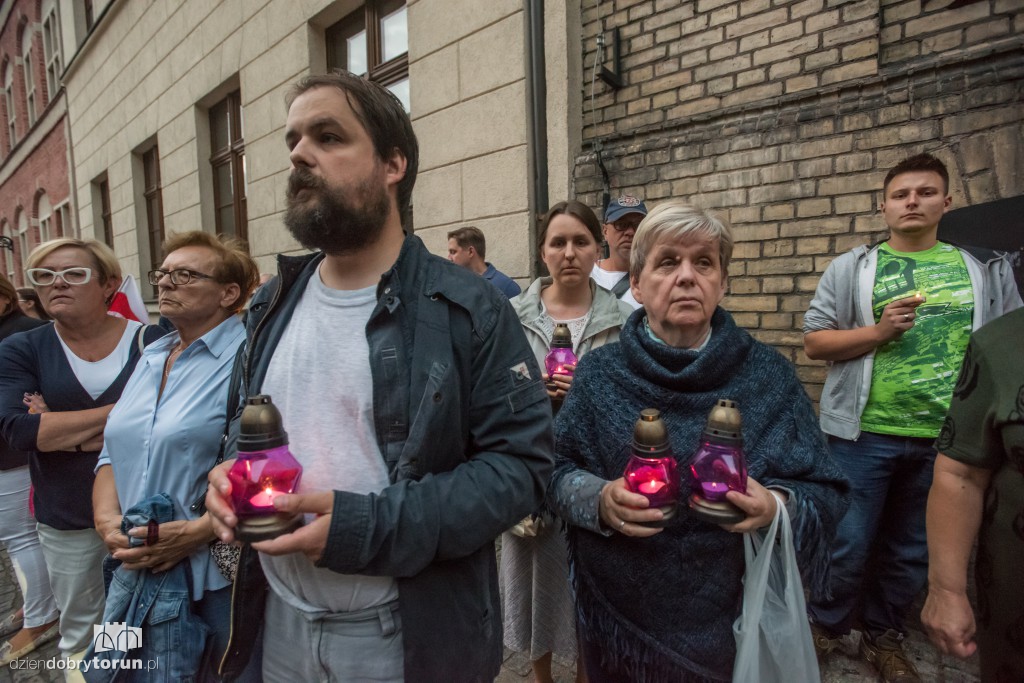 Łańcuch światła przed Sądem Okręgowym