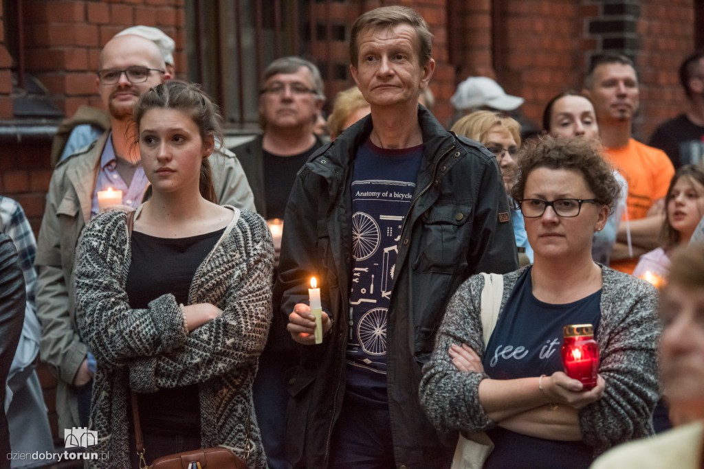 Łańcuch światła przed Sądem Okręgowym